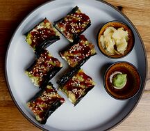 Оши-суши с лососем и соусом унаги