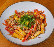 Жареная лапша с тофу и овощами