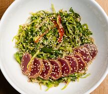 Зеленый салат с тунцом