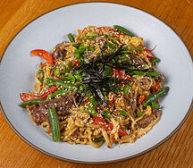 Жареная лапша с говядиной и стручковой фасолью