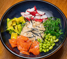 С лососем, чукой и ореховым соусом