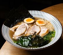 Куриный рамен с водорослями вакамэ