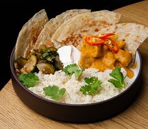 Курица в соусе карри с рисом и битыми огурцами