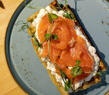 Вафли картофельные с лососем и сыром