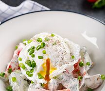 Салат из фермерских овощей с яйцом пашот