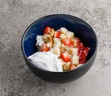 Творог со сметаной и фруктами