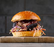 Брискет-бургер с салатом коул слоу