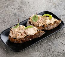 Брускетта с копченой скумбрией