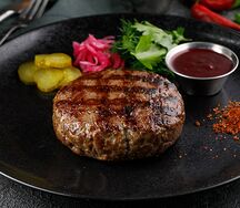 Фирменная котлета с перечным соусом