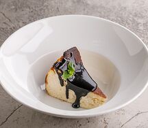 Баскский чизкейк с шоколадным топпингом