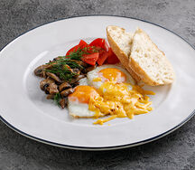 Яичница глазунья с топпингами