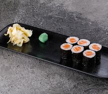 Ролл с лососем