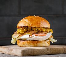 Бургер с цыпленком и соусом релиш