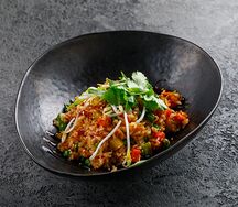 Жареный рис с овощами