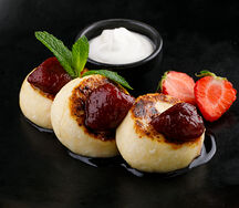 Сырники с клубничным вареньем и сметаной