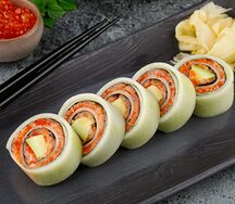 Авторский ролл с лососем