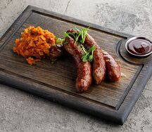 Колбаски с бигусом и соусом BBQ