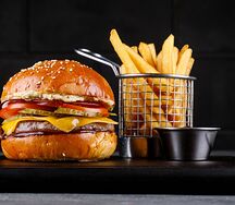 Фирменный бургер с картофелем фри