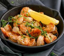 Креветки с чесноком и травами