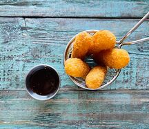 Жареный сыр с брусничным соусом