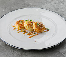 Сырники с карамелью и миндалем