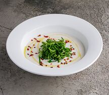 Крем-суп из цветной капусты и копченого лосося