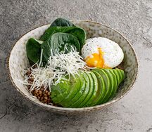 Греча с авокадо и яйцом пашот