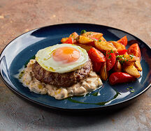 Бифштекс с яйцом и соте из грибов в сливочном соусе