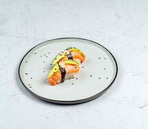 Суши с опаленным лососем и авокадо