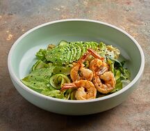 Микс-салат с авокадо и креветками