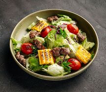 Салат с говядиной и соусом песто