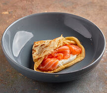 Блинчик с лососем и творожным сыром