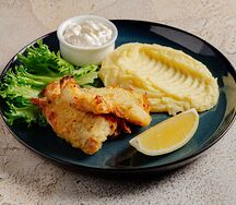 Окунь в темпуре с пюре и соусом тартар