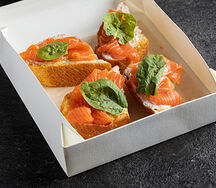 Брускетты слабосоленый лосось и мягкий сыр