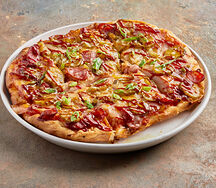 Пицца с копчеными колбасками и соусом BBQ