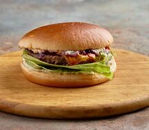 Бургер с соусом дорблю