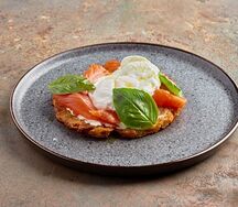 Драник с лососем и яйцом пашот