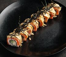 Ролл с лососем в соусе мисо голландез