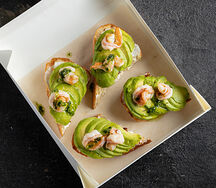 Брускетты с вялеными томатами, песто и креветками