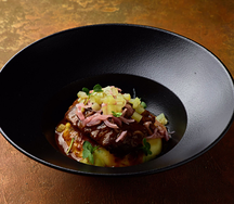 Томленые говяжьи щечки с картофельным пюре