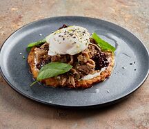 Драник с говядиной и яйцом пашот