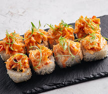 Запеченный ролл с крабом и манго