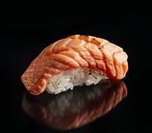 Суши опаленный лосось
