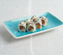 Ролл в кунжуте с лососем