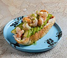 Авокадо-тост с креветками, авокадо и соусом песто