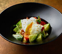 Салат овощной с авокадо и соево-кунжутной заправкой