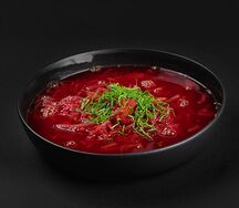 Борщ с говядиной и черносливом со сметаной
