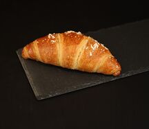 Круассан с карамелью