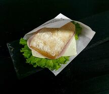 Сэндвич с ветчиной и сыром на булочке панини