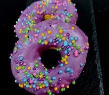 Донат с черничной начинкой
